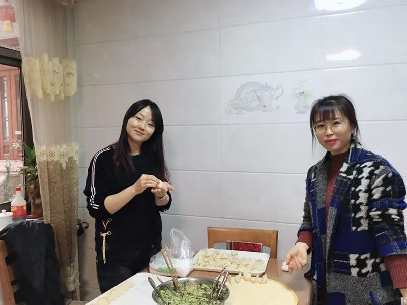 包饺子现场