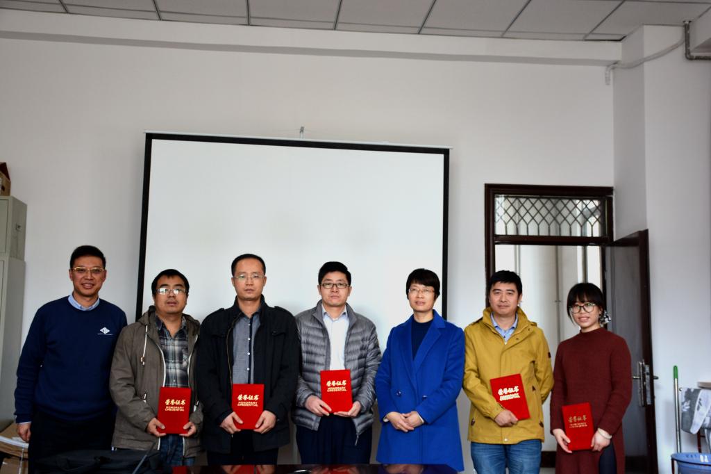 获奖教师和学院领导合影留念