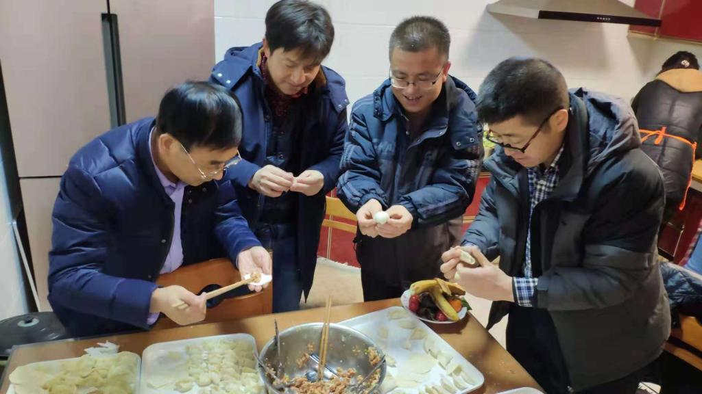 包饺子现场