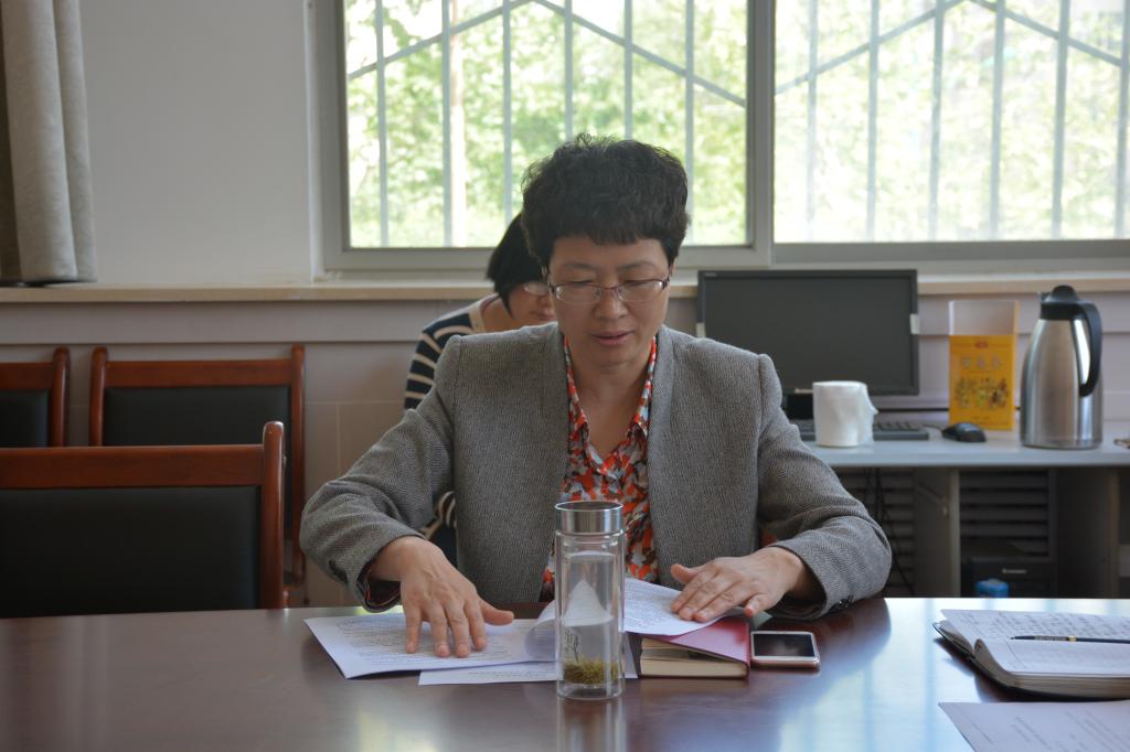 杨小敏副经理代表公司领导班子作报告
