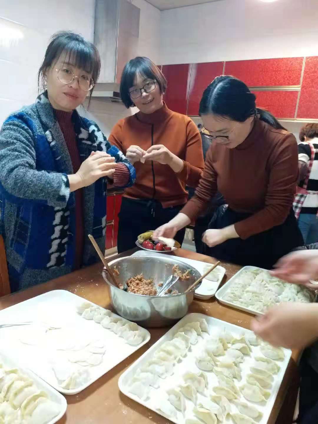 包饺子现场
