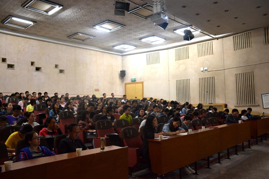 公司师生聆听报告