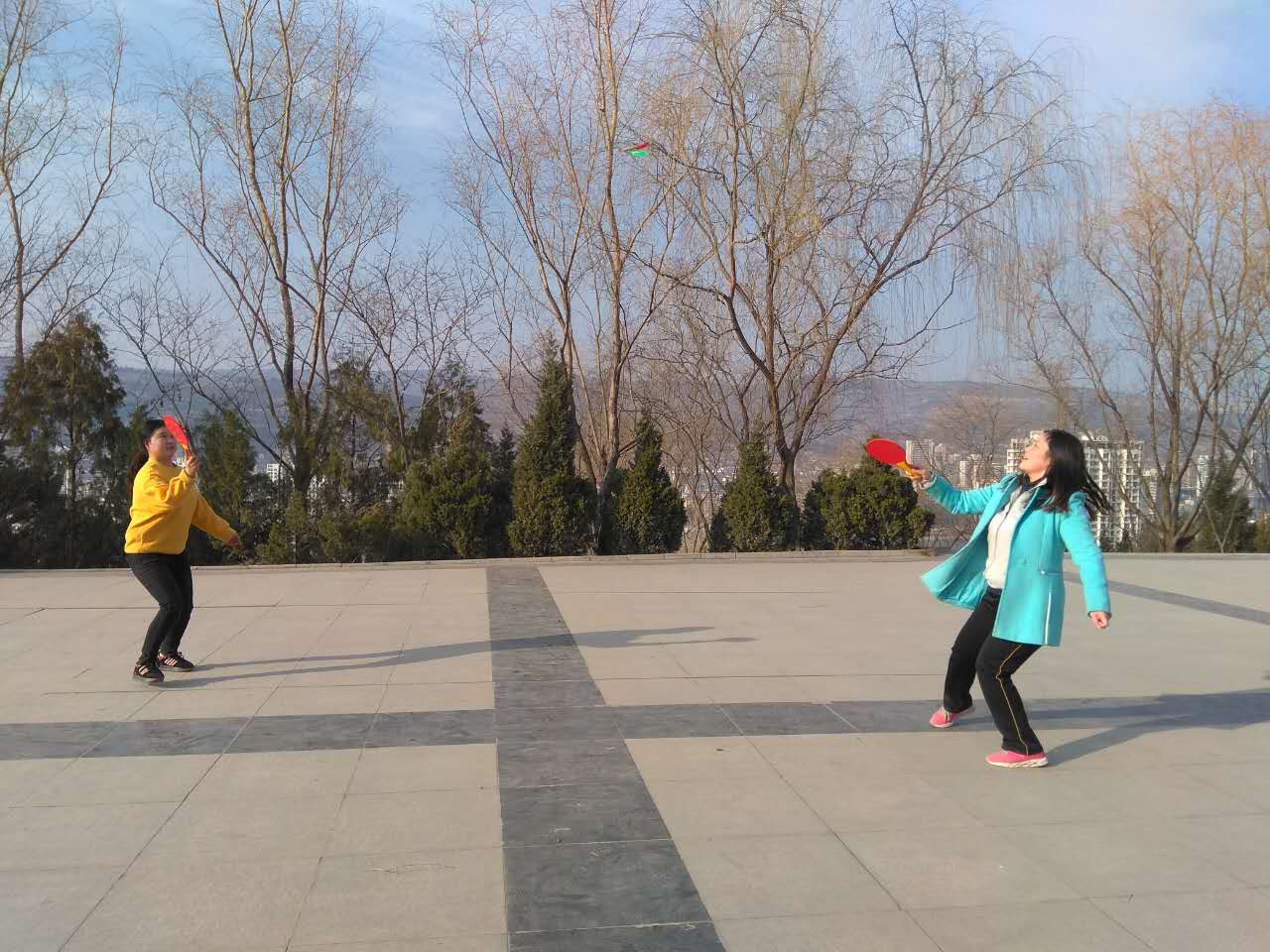 公司女教师进行板羽比赛