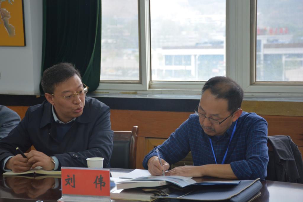 公司副经理陈于柱教授汇报学院情况