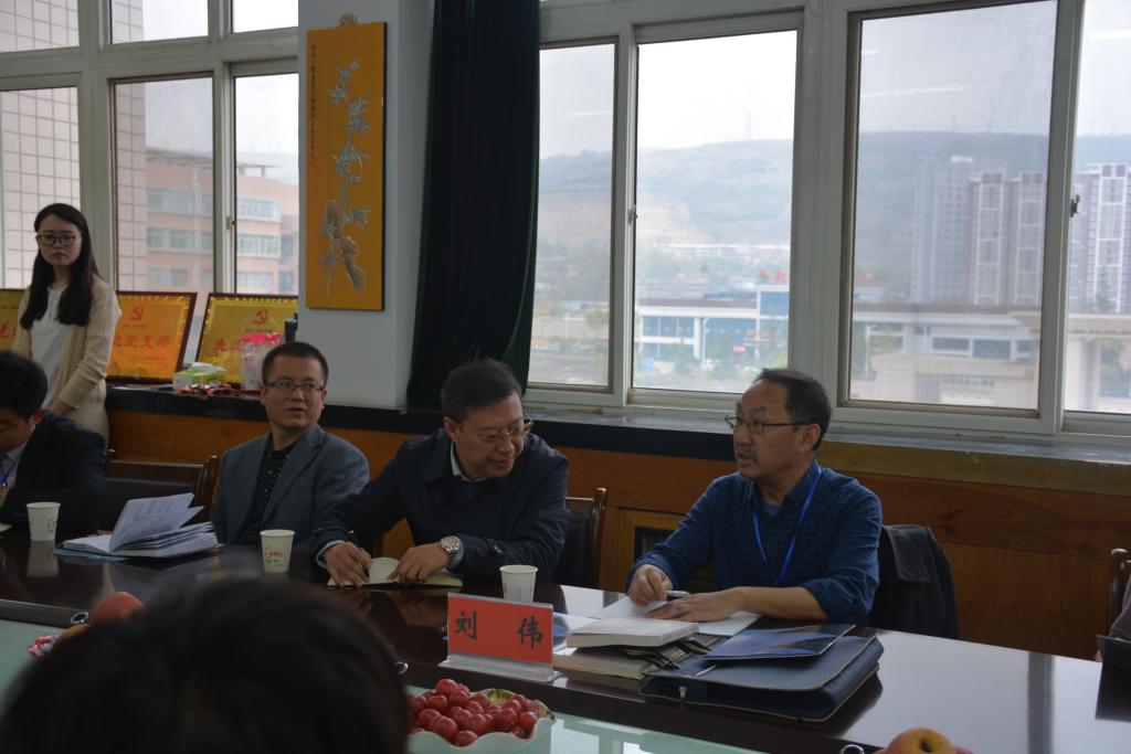 公司副经理陈于柱教授汇报学院情况